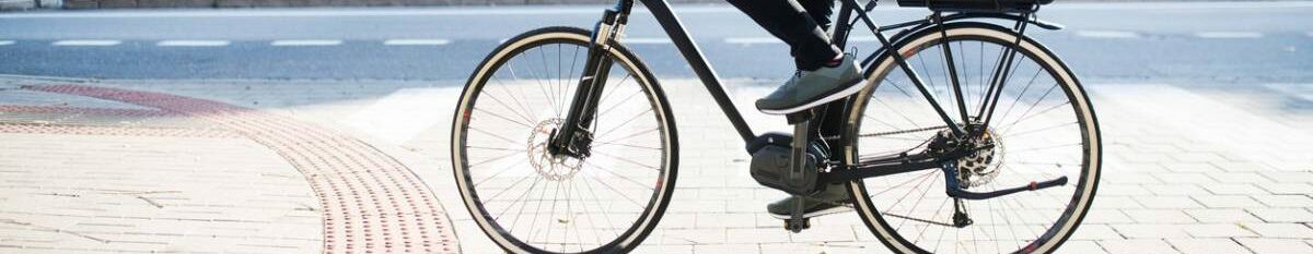 Homme qui fait du vélo