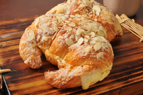Croissant à la crème et aux amandes